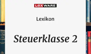 Lexikon-Eintrag "Steuerklasse 2" mit Hinweis auf Kinderfreibetrag. Bücherregal im Hintergrund.
