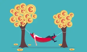 Mann entspannt in Hängematte unter Geldbaum mit Euro-Münzen. Ein Symbol für passive Einkünfte, wie sie ein Geldmarkt ETF bieten kann.