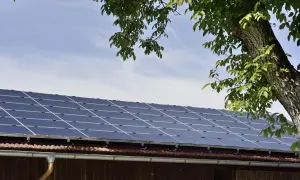 Dach mit Photovoltaik-Modulen, ideal für den Wechsel als Kleinunternehmer. Ein Musterschreiben zur Photovoltaik-Anlage könnte hier bald beantragt werden.