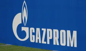 Gazprom-Logo auf blauem Hintergrund, das an russische ADR-Aktien erinnert.