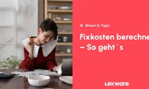 Frau mit Stift und Taschenrechner, um Fixkosten zu berechnen. Tipps für Ihr Unternehmen.