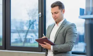 Ein Geschäftsmann notiert auf seinem Tablet, was man von der Steuer absetzen kann.