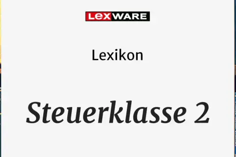 Lexikon-Eintrag "Steuerklasse 2" mit Hinweis auf Kinderfreibetrag. Bücherregal im Hintergrund.