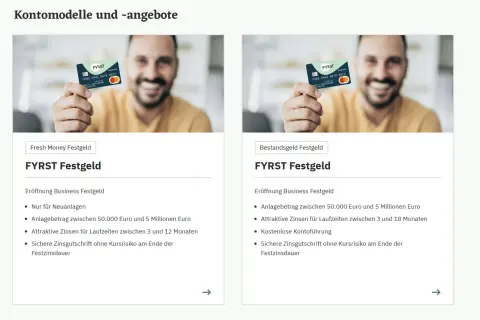 Mann hält eine FYRST Bank Karte hoch. Links "Fresh Money Festgeld", rechts "Bestandsgeld Festgeld".