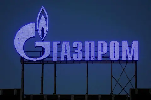 Leuchtendes Gazprom-Logo im Dunkeln. Ein Symbol für den Totalverlust von Gazprom ADRs.