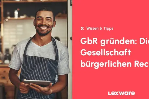 Lächelnder Mann mit Schürze hält Tablet. Text: "GbR gründen: Die Gesellschaft bürgerlichen Rechts". Infos zu GBR Steuern.