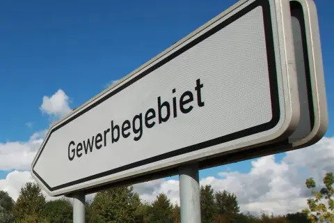 Wegweiser zum Gewerbegebiet. Hier könnten Unternehmen ansässig sein, die Gewerbesteuer zahlen.