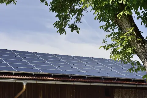 Dach mit Photovoltaik-Modulen, ideal für den Wechsel als Kleinunternehmer. Ein Musterschreiben zur Photovoltaik-Anlage könnte hier bald beantragt werden.