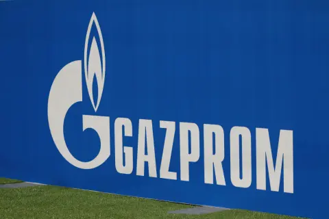 Gazprom-Logo auf blauem Hintergrund, das an russische ADR-Aktien erinnert.
