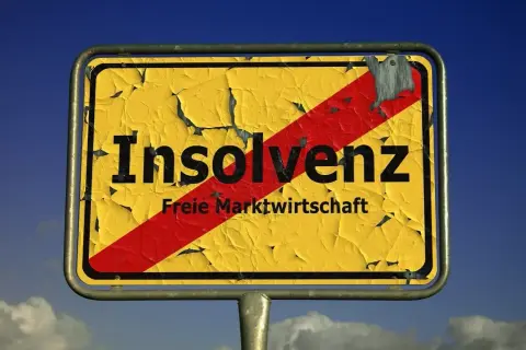 Gelbes Ortsschild mit "Insolvenz" und rotem Balken. Die Frage "wie oft kann man privatinsolvenz machen" wird hier symbolisch gestellt.