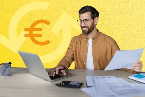Mann am Schreibtisch mit Laptop und Papieren, Euro-Symbol und Pfeile im Hintergrund. Erklärt, was ist ein Verrechnungskonto.