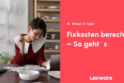 Frau mit Stift und Taschenrechner, um Fixkosten zu berechnen. Tipps für Ihr Unternehmen.
