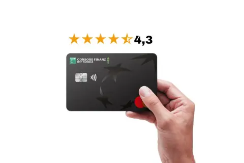 Hand hält schwarze Karte mit Sternenmuster. Sterne, 4,3 Sternebewertung. Gute consors finanz kredit erfahrungen.