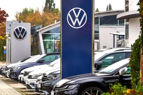 Vor einem Autohaus stehen mehrere VW-Modelle. Die Frage, wie viele Monatsgehälter für ein Auto, beschäftigt viele.