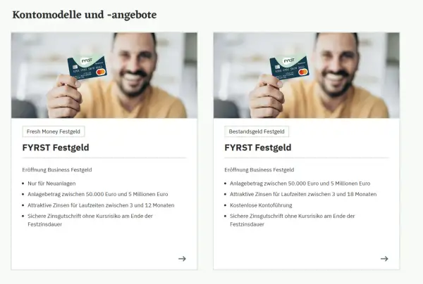 Mann hält eine FYRST Bank Karte hoch. Links "Fresh Money Festgeld", rechts "Bestandsgeld Festgeld".