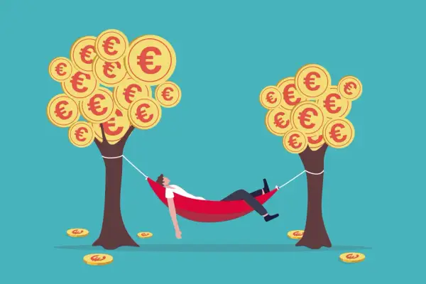 Mann entspannt in Hängematte unter Geldbaum mit Euro-Münzen. Ein Symbol für passive Einkünfte, wie sie ein Geldmarkt ETF bieten kann.