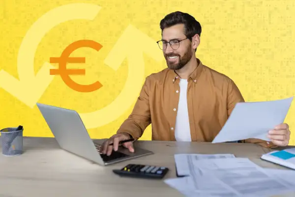 Mann am Schreibtisch mit Laptop und Papieren, Euro-Symbol und Pfeile im Hintergrund. Erklärt, was ist ein Verrechnungskonto.